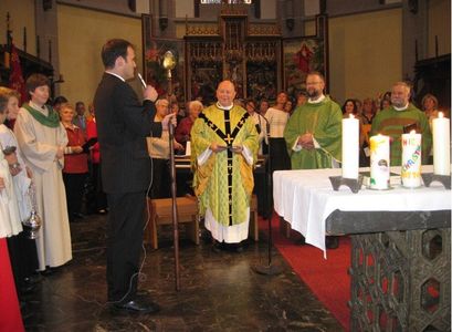 Der Heimatverein Tönisberg e.V. gratuliert Pfarrer Norbert Derrix zum silbernen Priesterjubiläum.