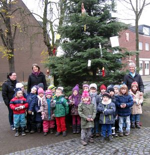 Heute schmückten die Kinder beider Tönisberger Kindergärten den Weihnachtsbaum am Heinrich-Op-de-Hipt-Platz.