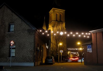 Dank der Interessengemeinschaft Weihnachtsbeleuchtung sind die Dorfstraßen wieder weihnachtlich geschmückt.