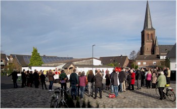 Am 8.11.2015 wurde das neue St. Martinus-Häuschen am Pottbäckerweg von Pastor Derrix gesegnet.
