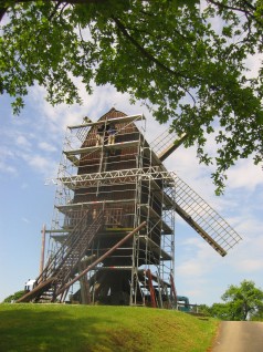 2009 ist die Mühle ganz eingerüstet. 